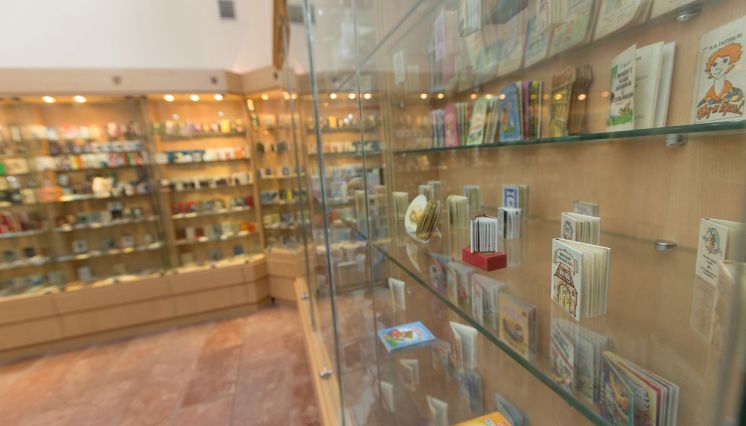 Miniature books museum